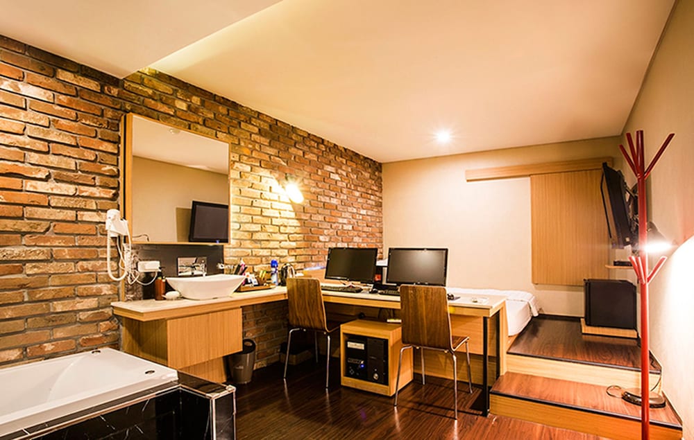 Comma Hotel Seomyeon 24/24