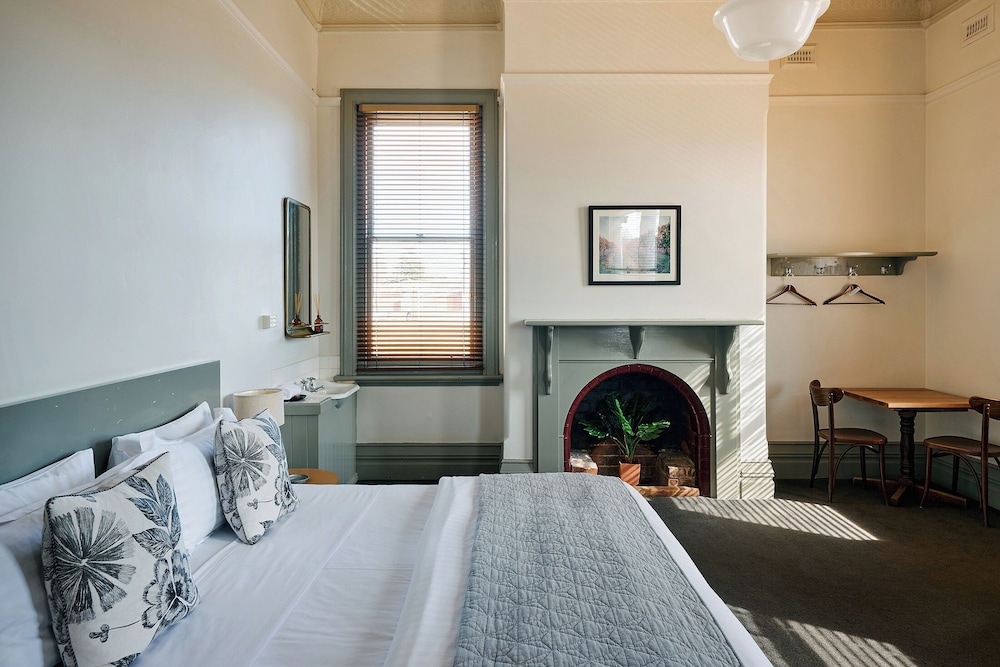 HEALESVILLE HOTEL 12/50