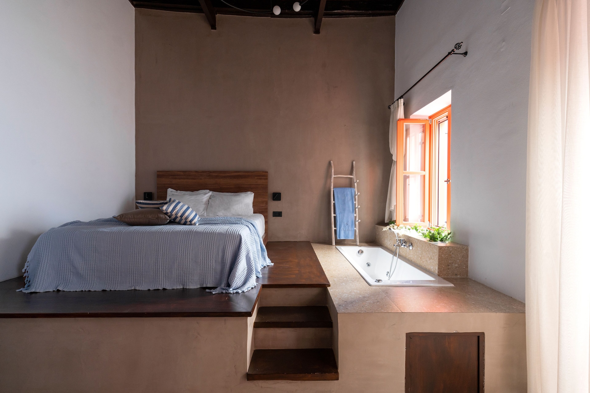 SUITE, QUEEN BED, SOFA