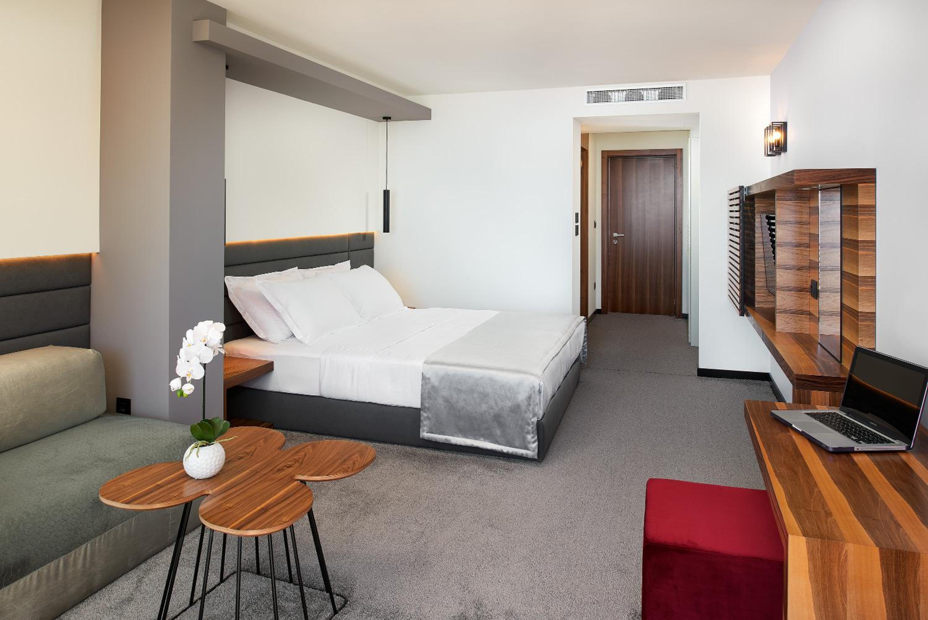 Deluxe, Double Bed, Lateral Side Sea View