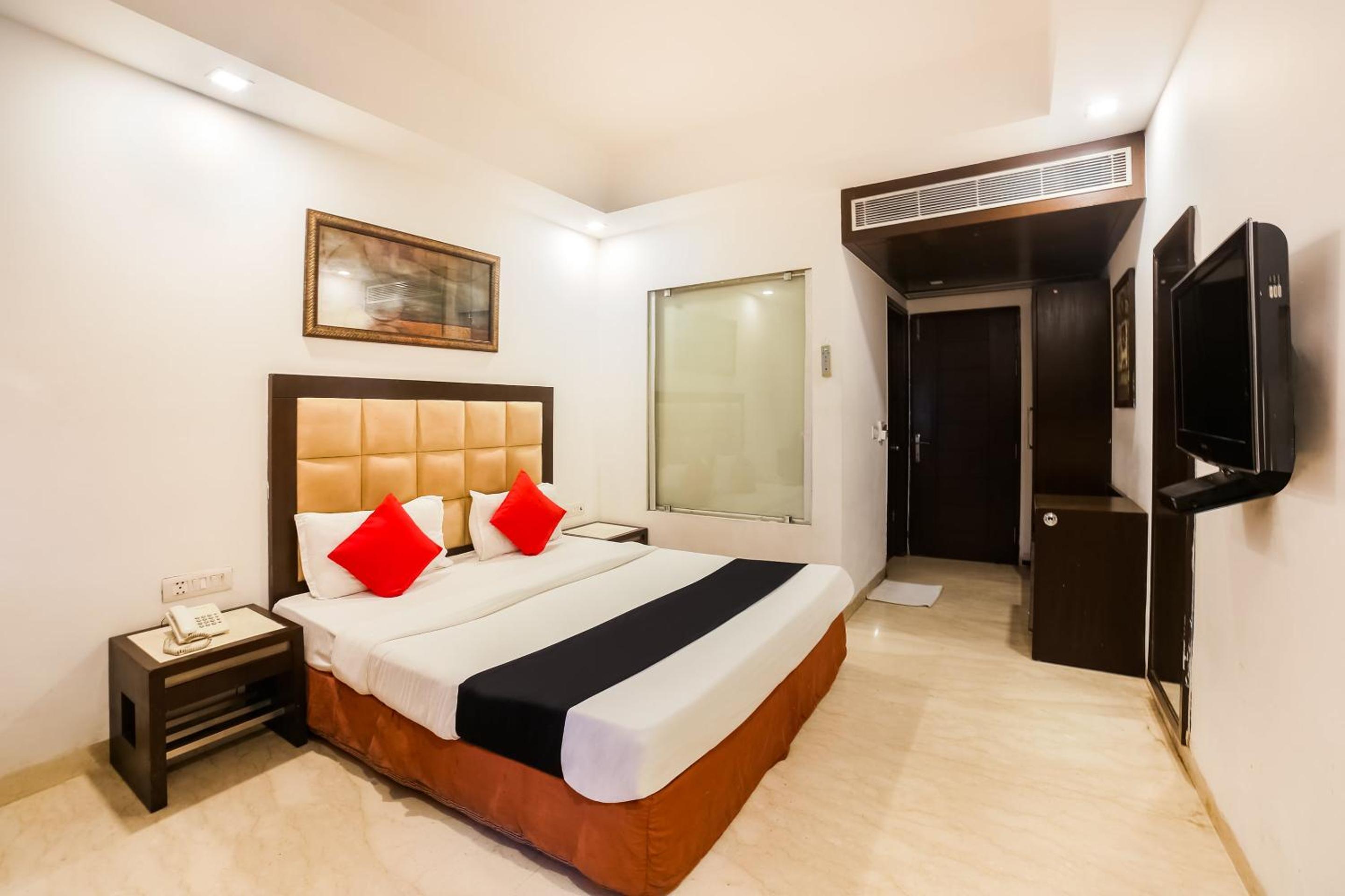 Deluxe, 1 Double and 3 Single Beds