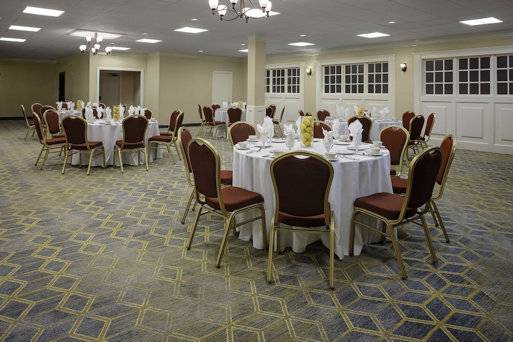 Holiday Inn Suites Boston Peabody 43/62