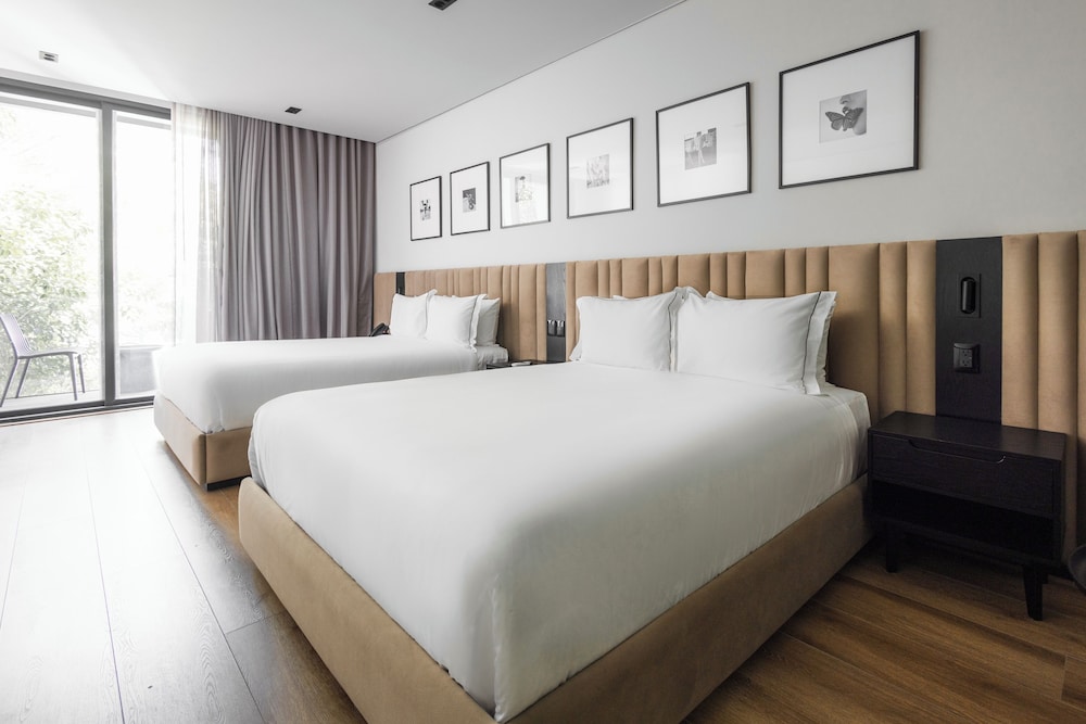 PREMIUM, 2 QUEEN BEDS, BALCONY
