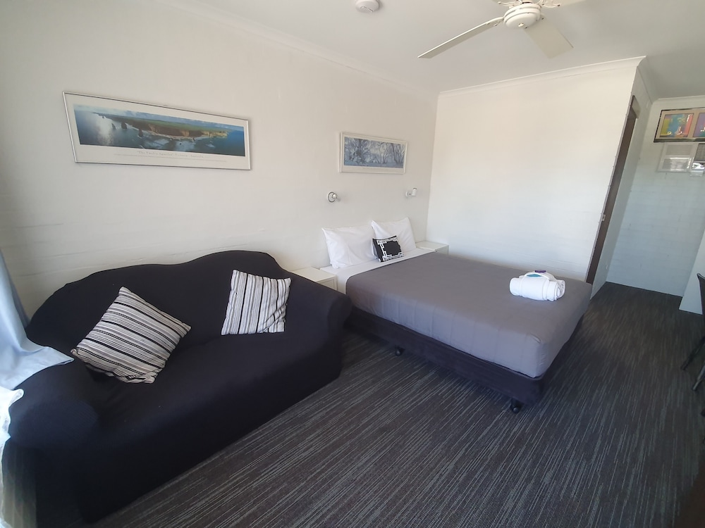 Coastal Bay Motel 16/66