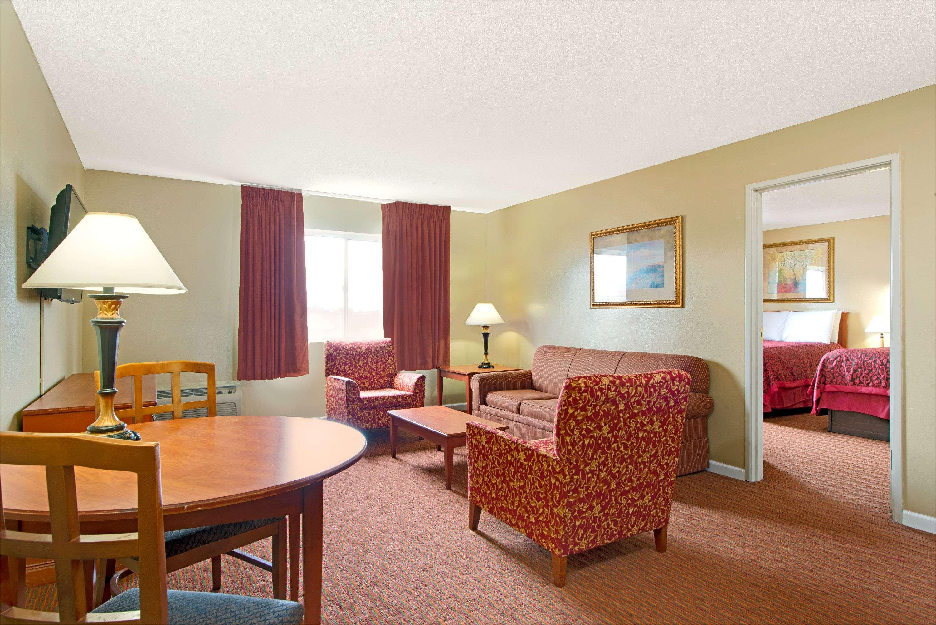 Days Inn & Suites by Wyndham St. Louis/Westport Plaza 18/27