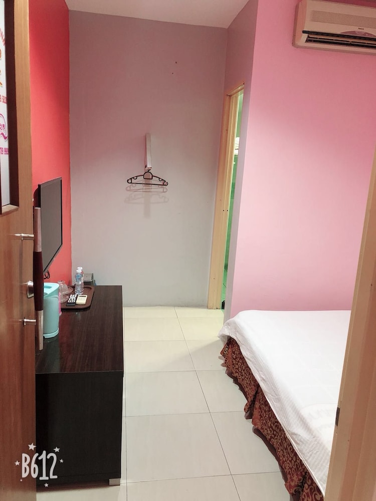STANDARD, QUEEN BED, PRIVATE BATHROOM