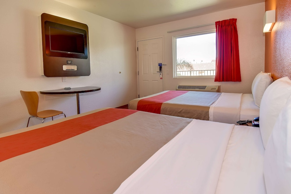 Motel6 Riverside, CA - South 34/51