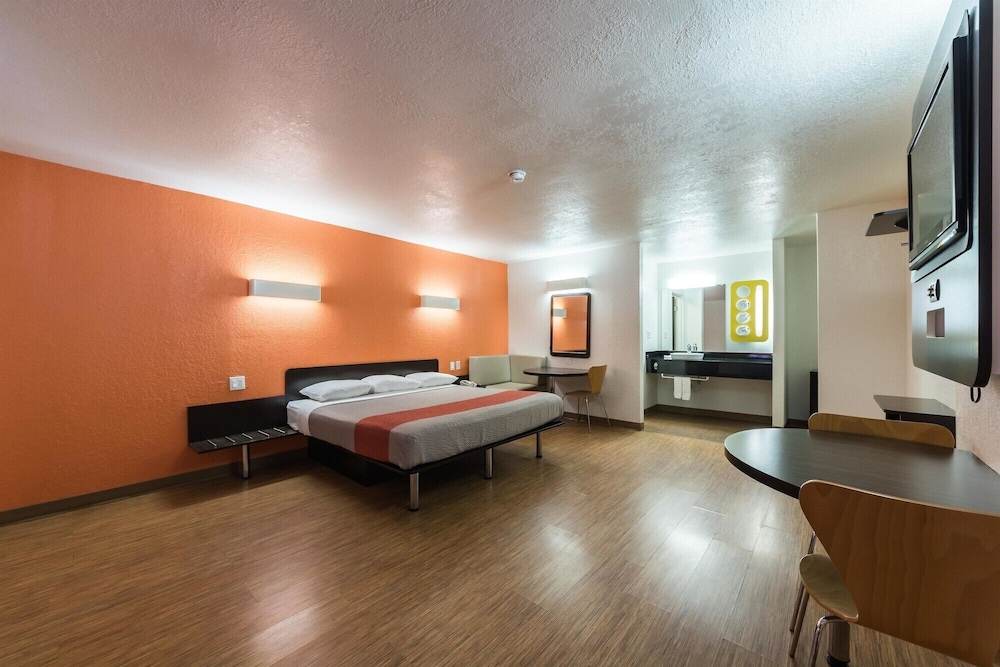 غرفة قياسية بسرير كينج، Motel6 Uvalde, TX 6/10