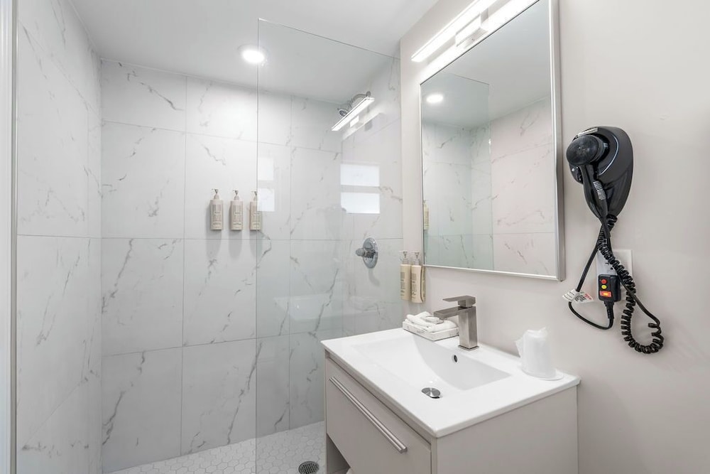 Deluxe King Room (Adults Only Building), The Garden Hotel and Resort 5/10