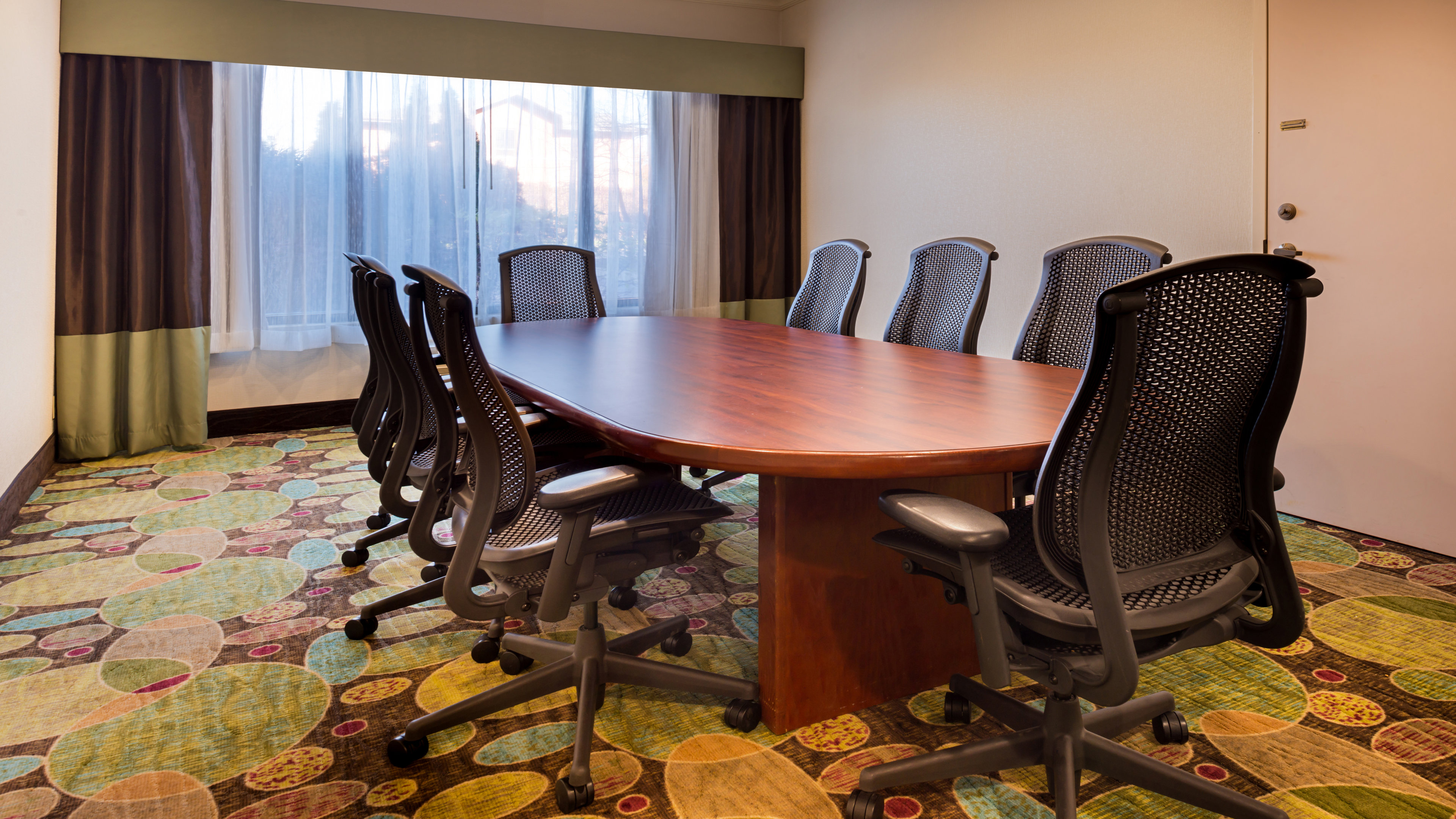 Holiday Inn Hotel Suites Warren 49/53