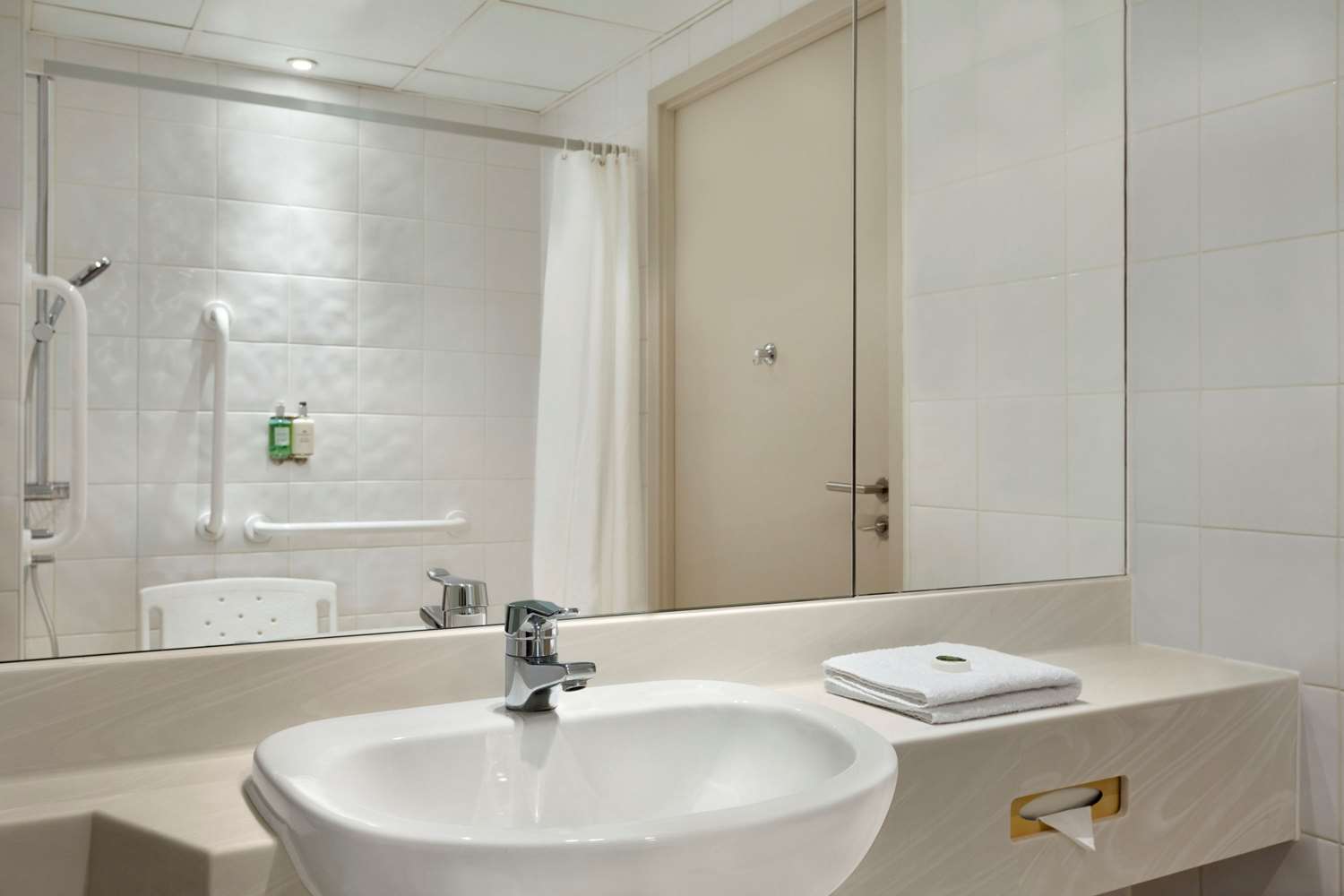 Ramada Hotel & Suites by Wyndham Coventry 38/38