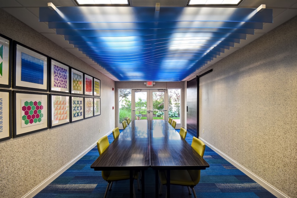 Holiday Inn Express Suites Schererville 31/57