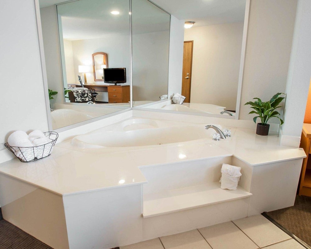 Sleep Inn Suites Lake of the Ozarks 20/52