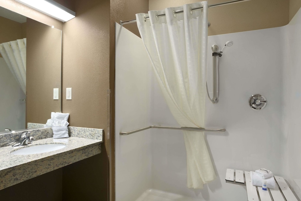 Microtel Inn & Suites thumb 3