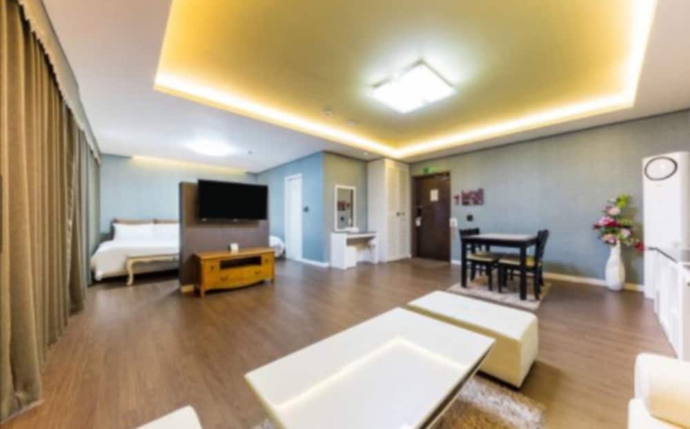 PRESIDENTIAL, SUITE