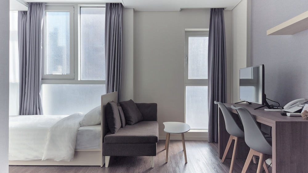 Brown Suites Sinchon Central 40/48