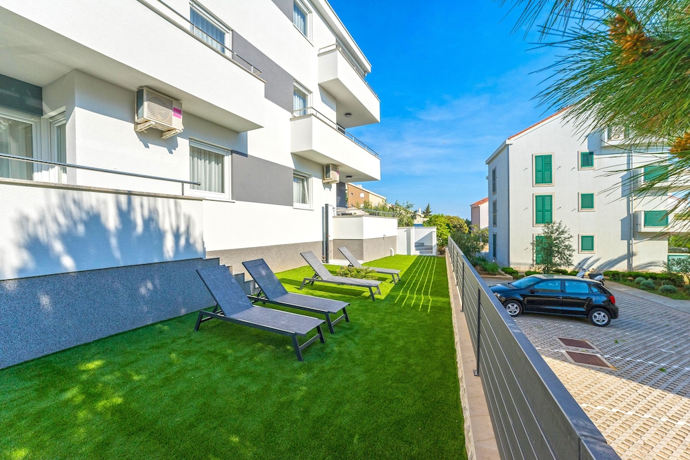 Summer Breeze Apartments 33/45