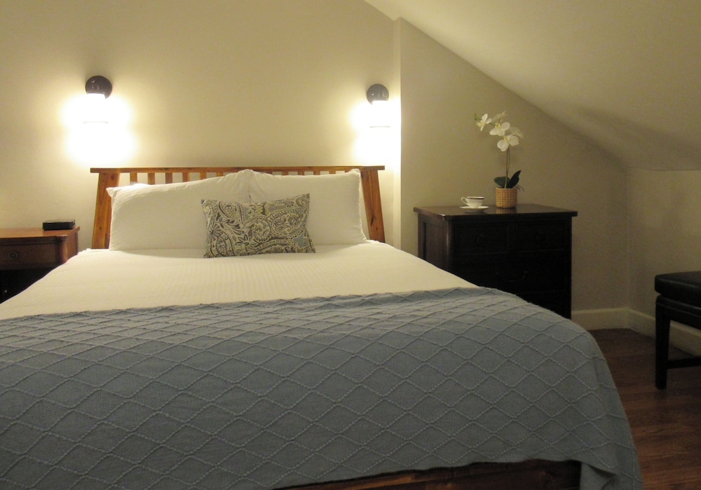 The White House Inn 8/50