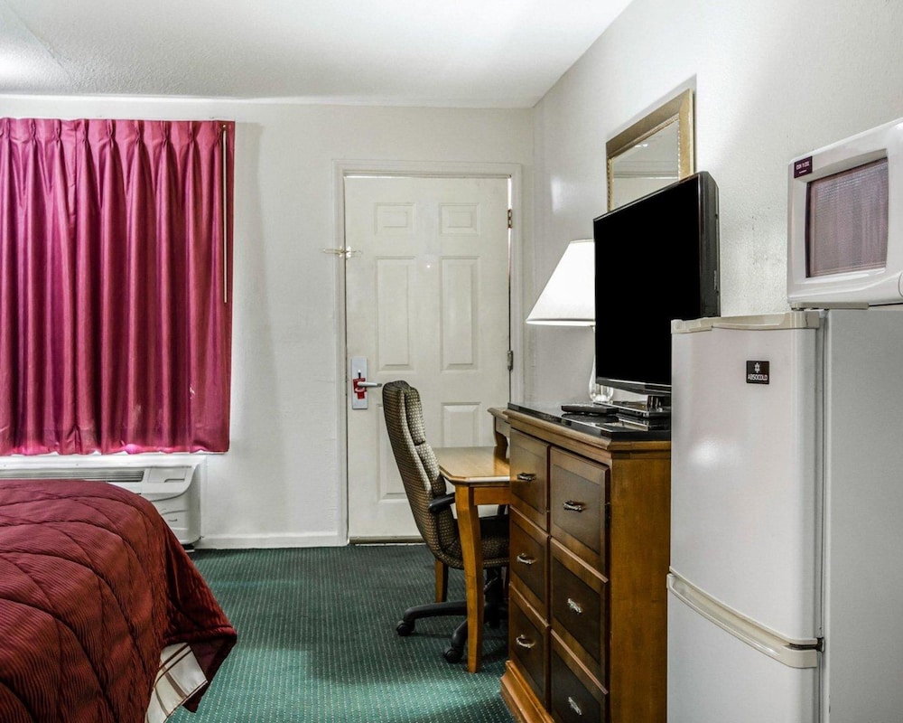 Econo Lodge Inn & Suites Enterprise, AL 26/33