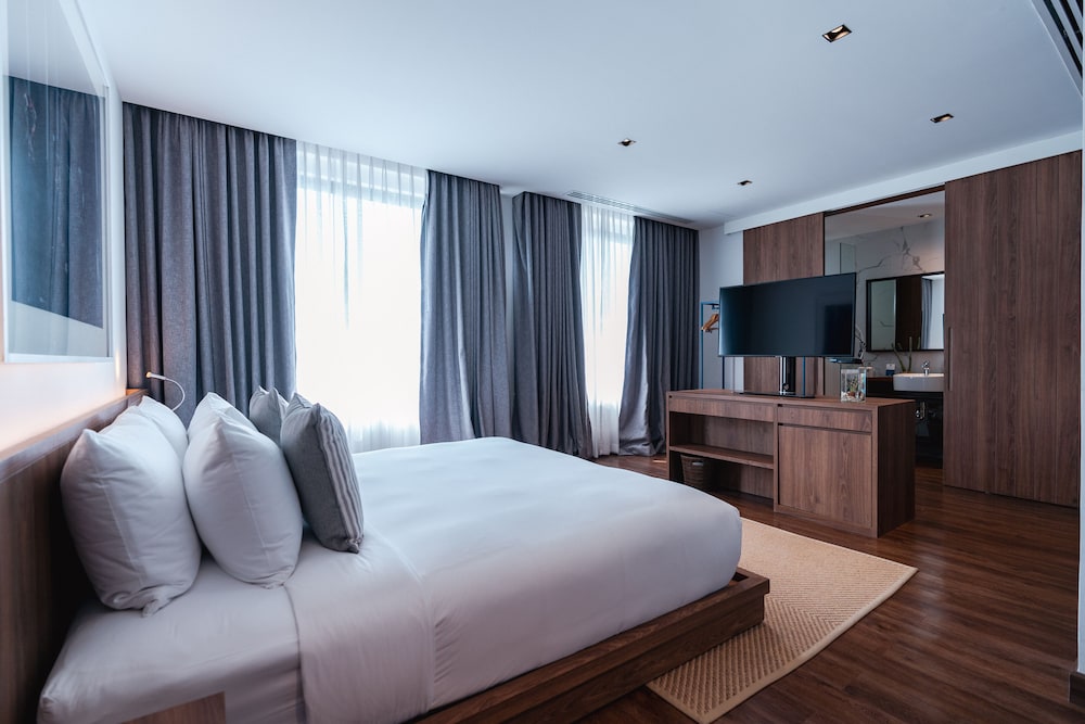 DELUXE, DOUBLE OR TWIN BED