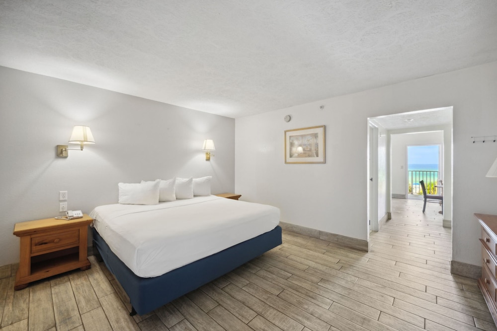 Holiday Terrace Beachfront Hotel, a By The Sea Resort 14/50