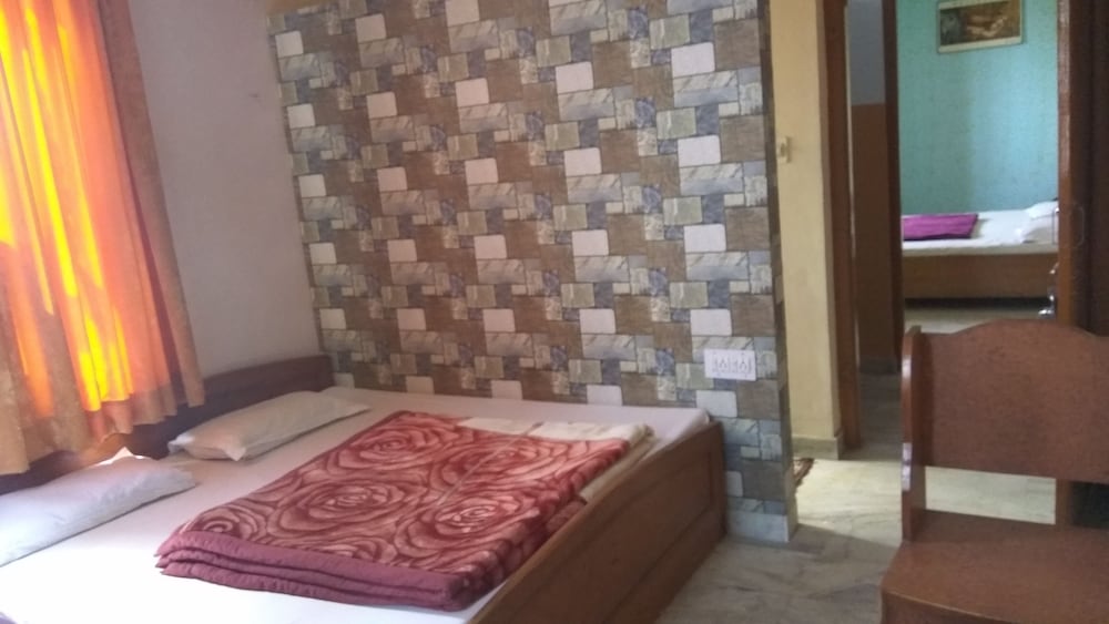 Hotel Ganga Kripa 30/37