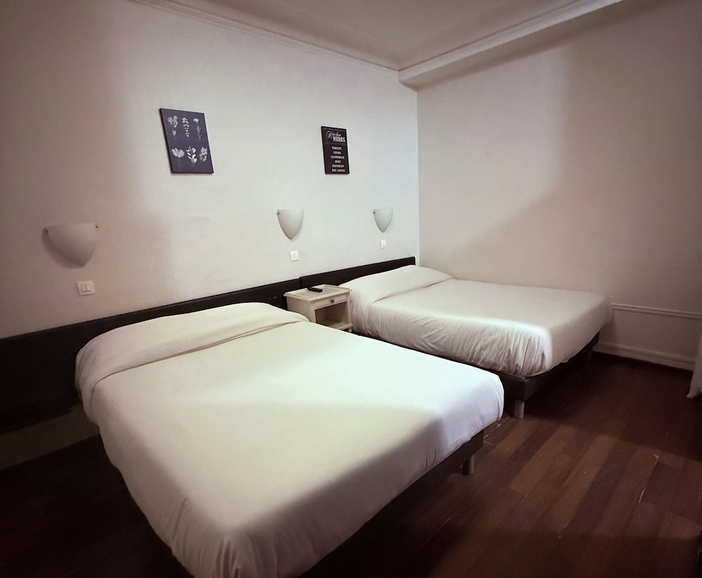 ROOM, QUADRUPLE