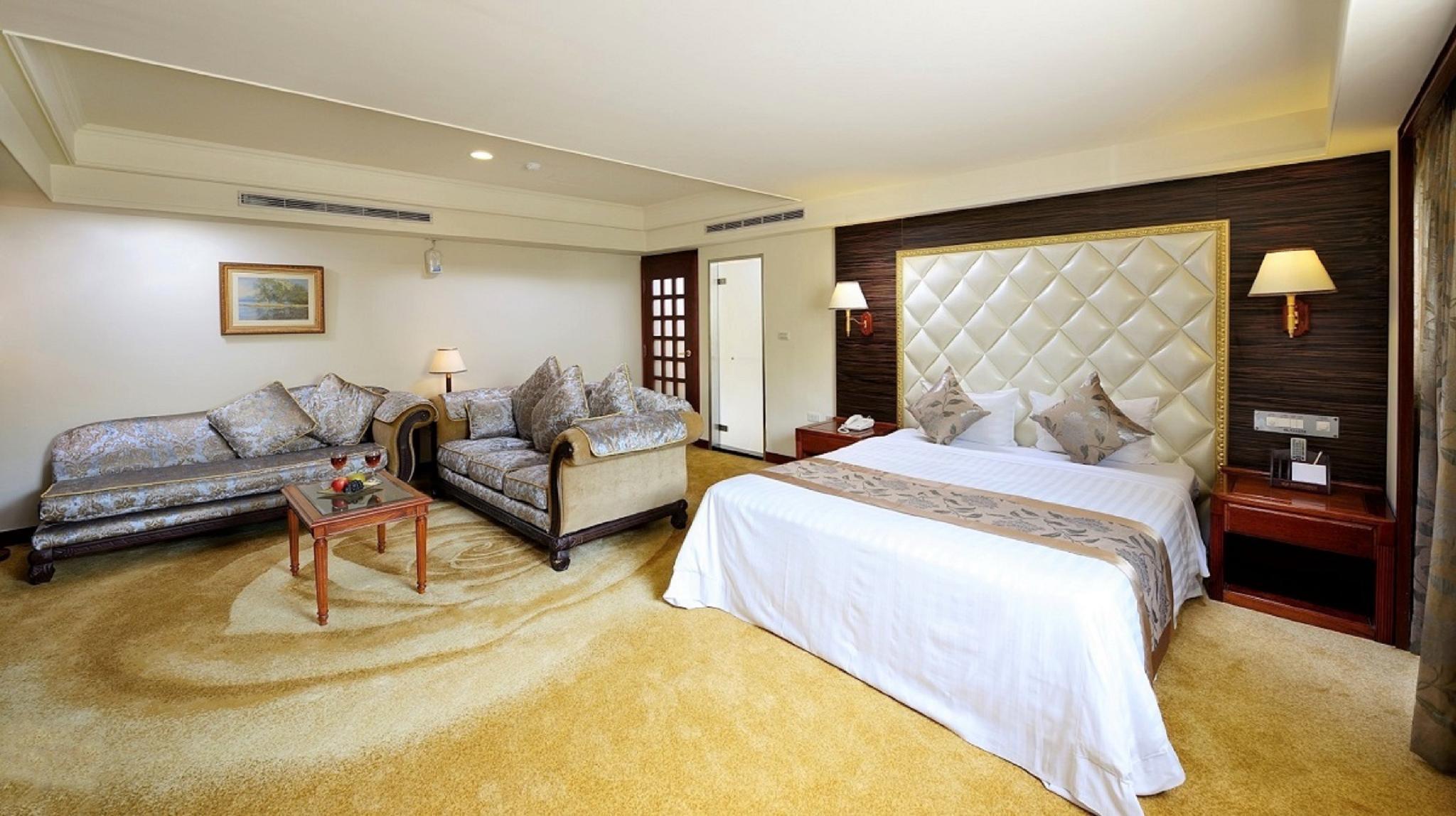 Suite, Single, Queen Bed, Sauna, Bathtub