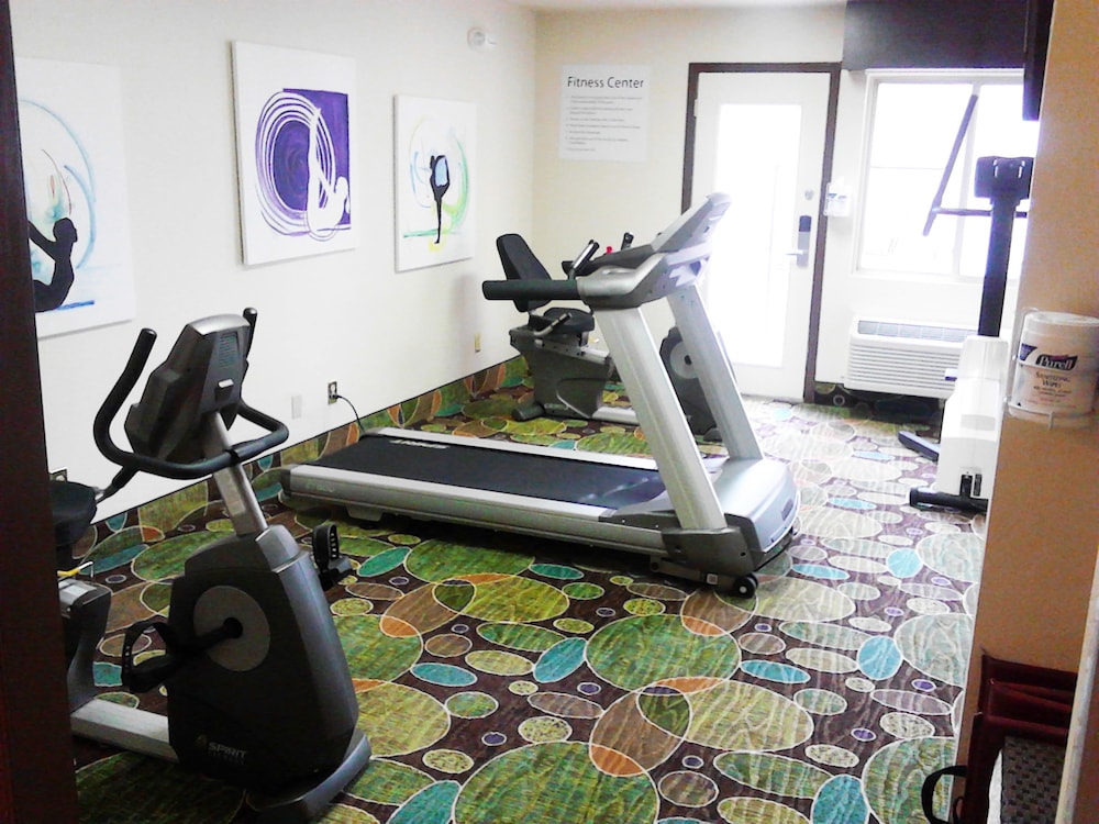 Holiday Inn Express Hotel Suites Branson 76 Cent 40/73