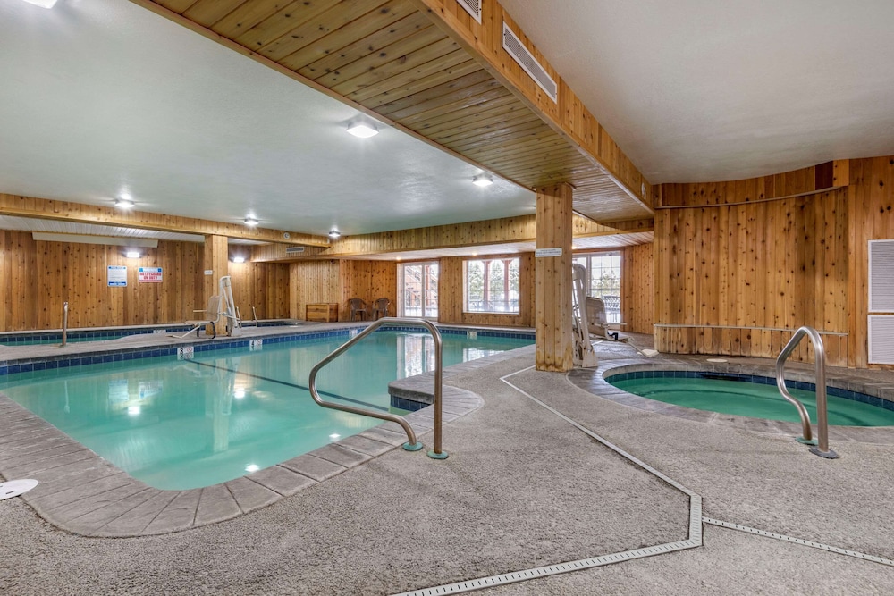 Mountain Edge Suites at Sunapee, an Ascend Collection Hotel 6/69