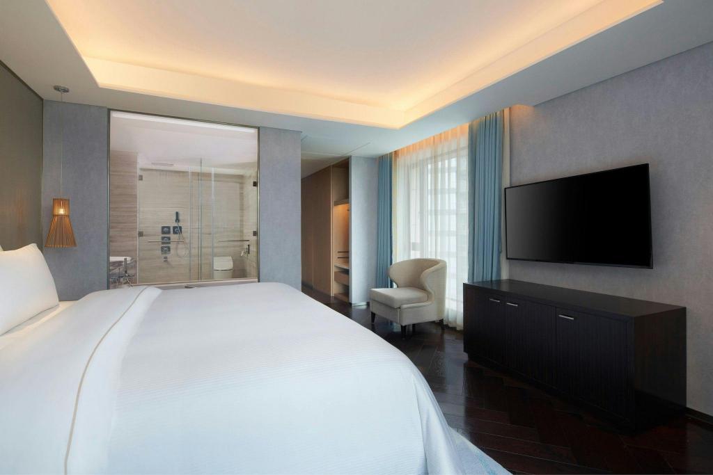 2 Bedrooms, Bund, Suite, 2 King Beds, Ocean View, Executive Lounge Access