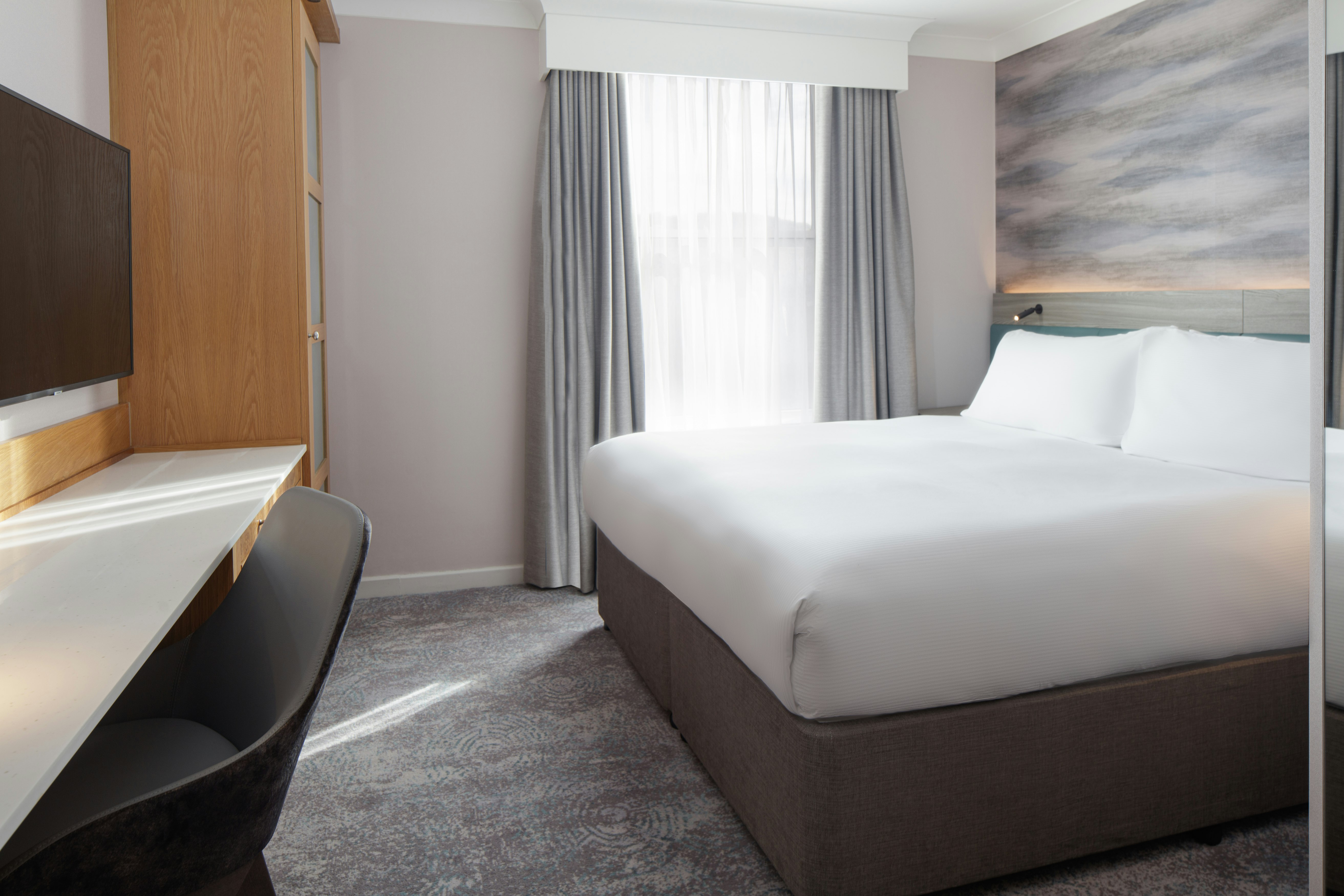 GUEST ROOM, KING BED