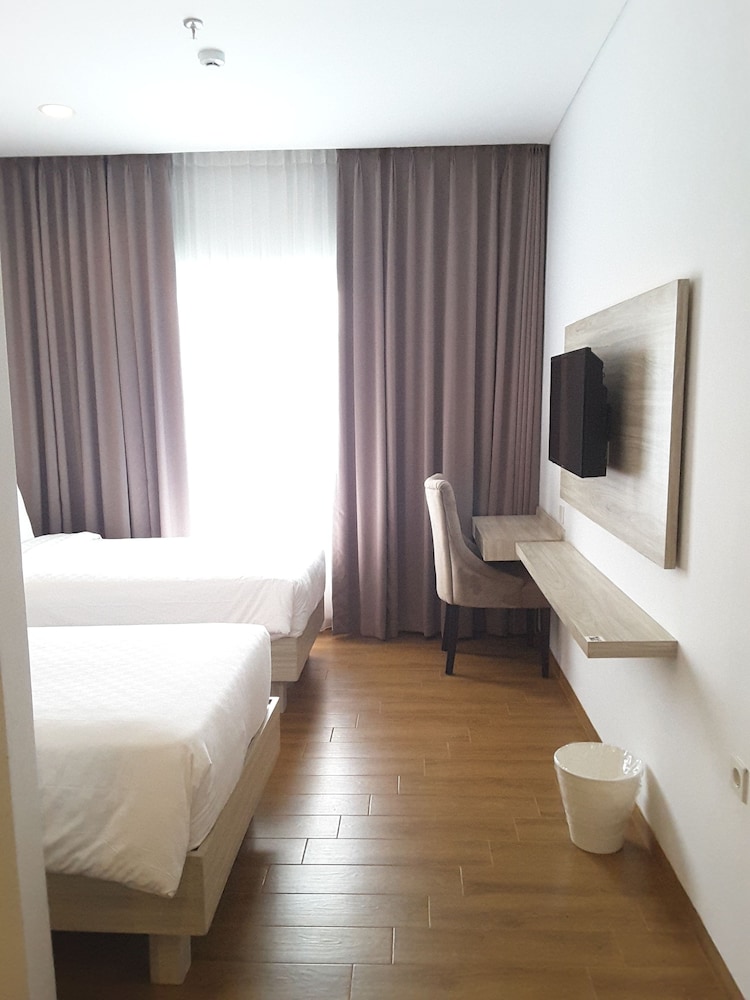 Front One Akshaya Hotel Karawang 32/61