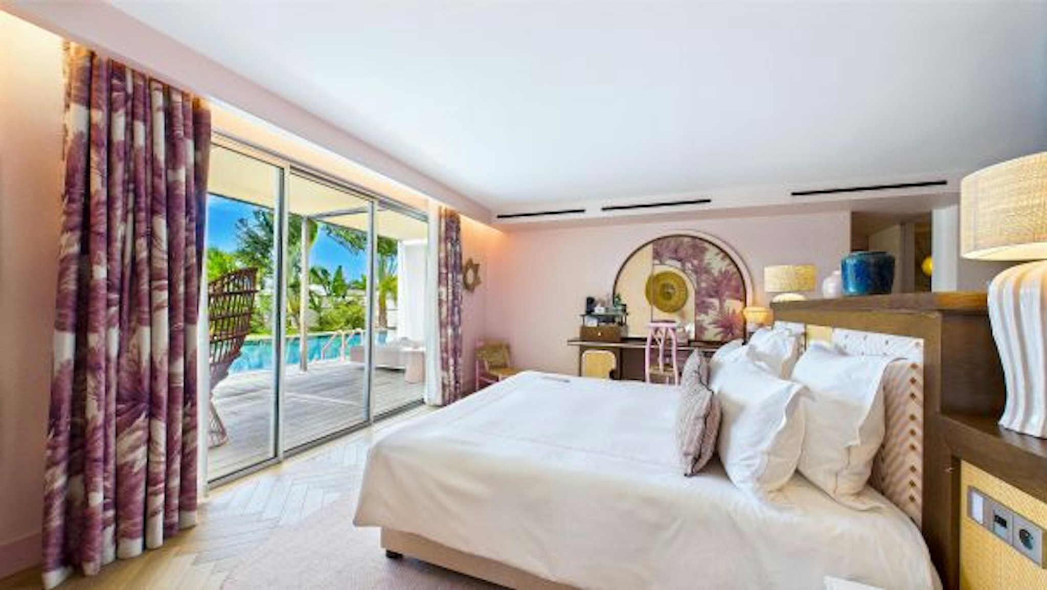 Tropical Hotel and Beach 6/46