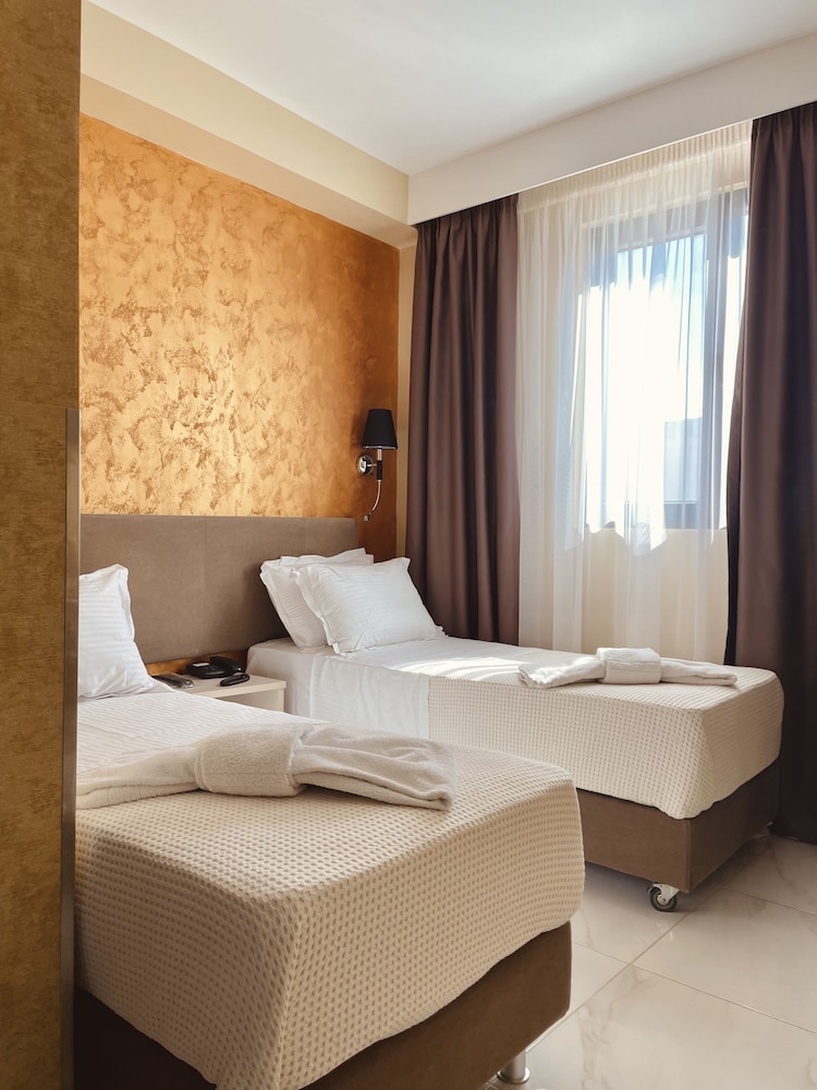 ROOM, TWIN BEDS