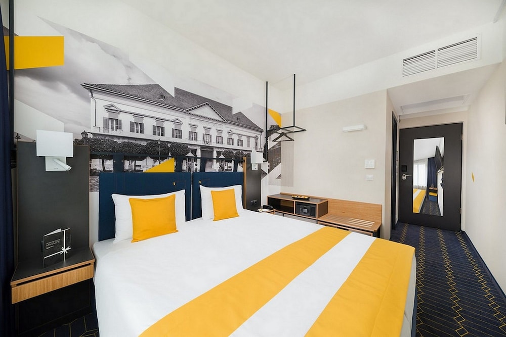 STANDARD, QUEEN BED