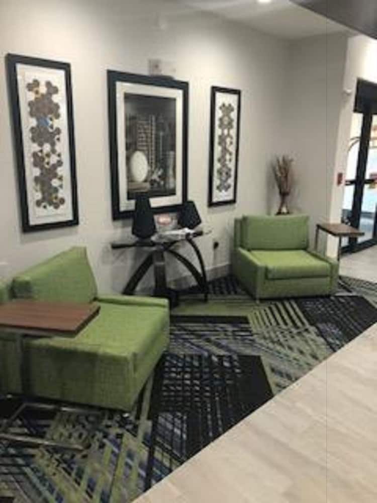 Holiday Inn Express Hotel Suites Ennis 46/70