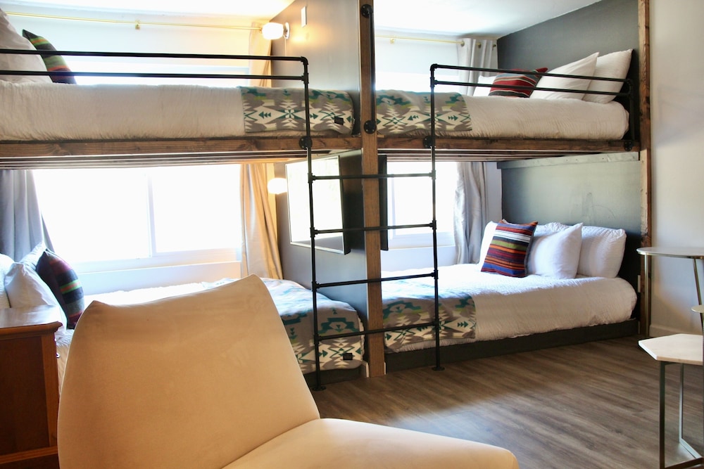 Sierra Blue Hotel & Swim Club 17/40