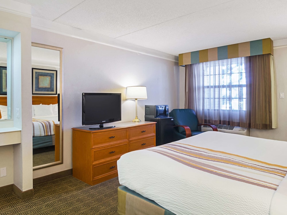 Ramada by Wyndham Westminster Denver 16/50