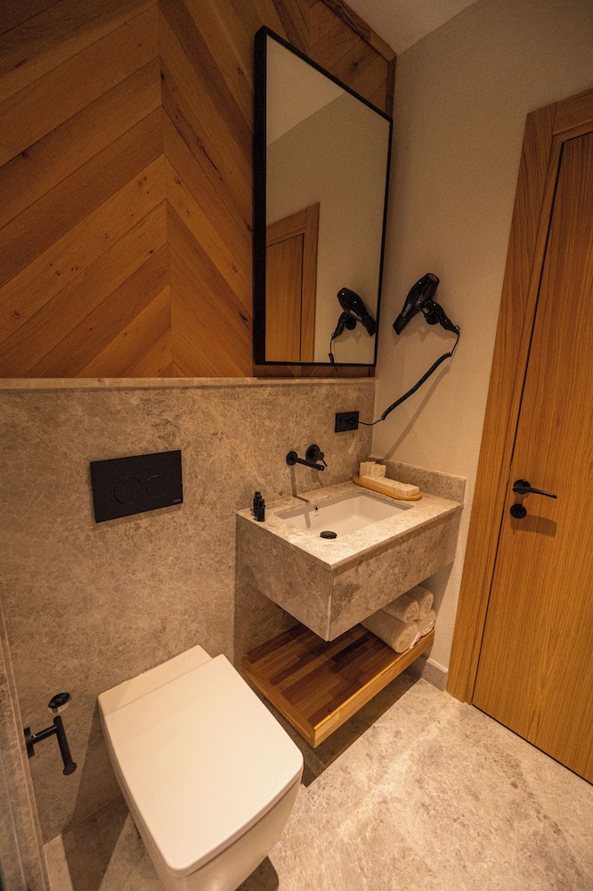 Leone Cunda Edition Otel(+12) 38/38