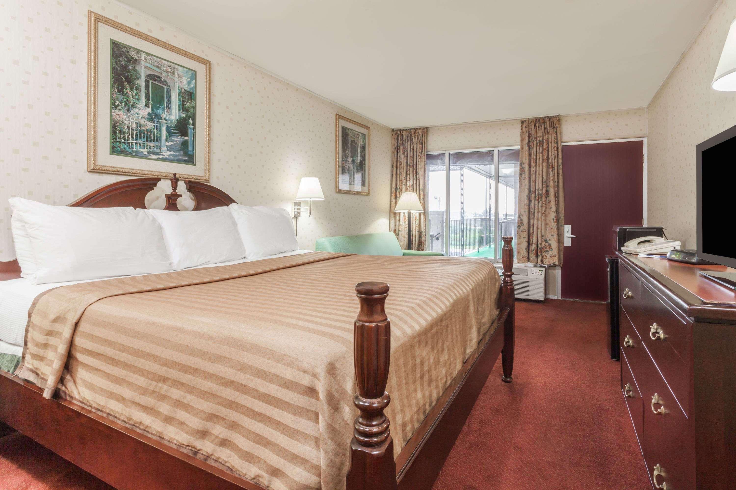 Travelodge by Wyndham Seymour 17/30