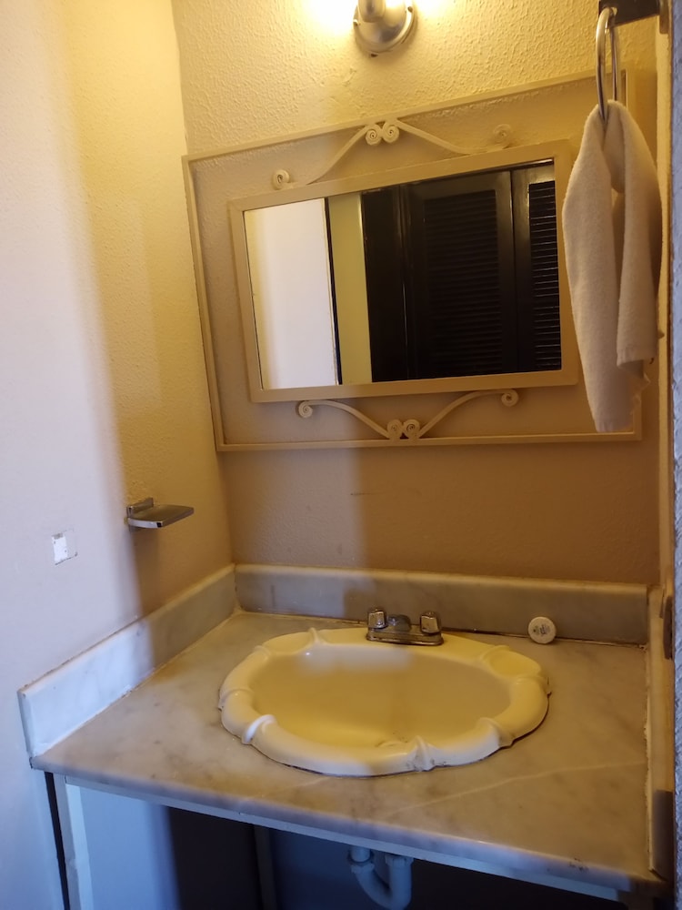 Los Jitos Hotel & Suites 55/56