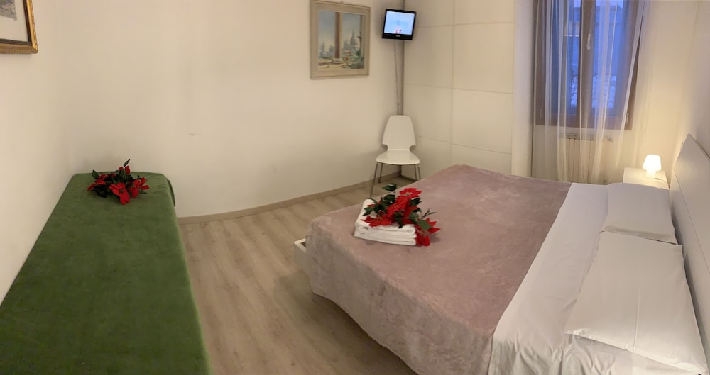 Harry's Guest House 23/36