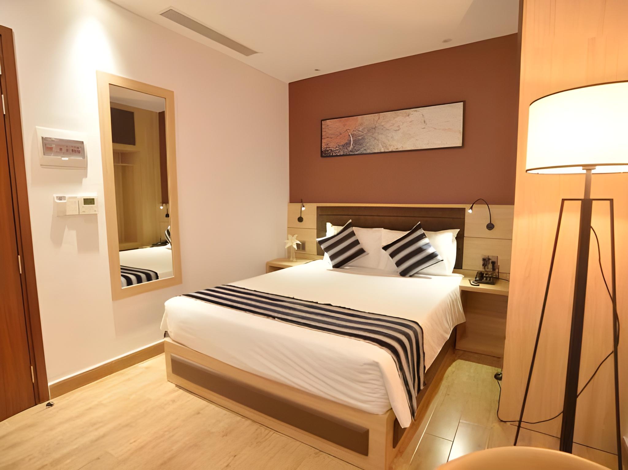 Silver, Double Bed, No Window