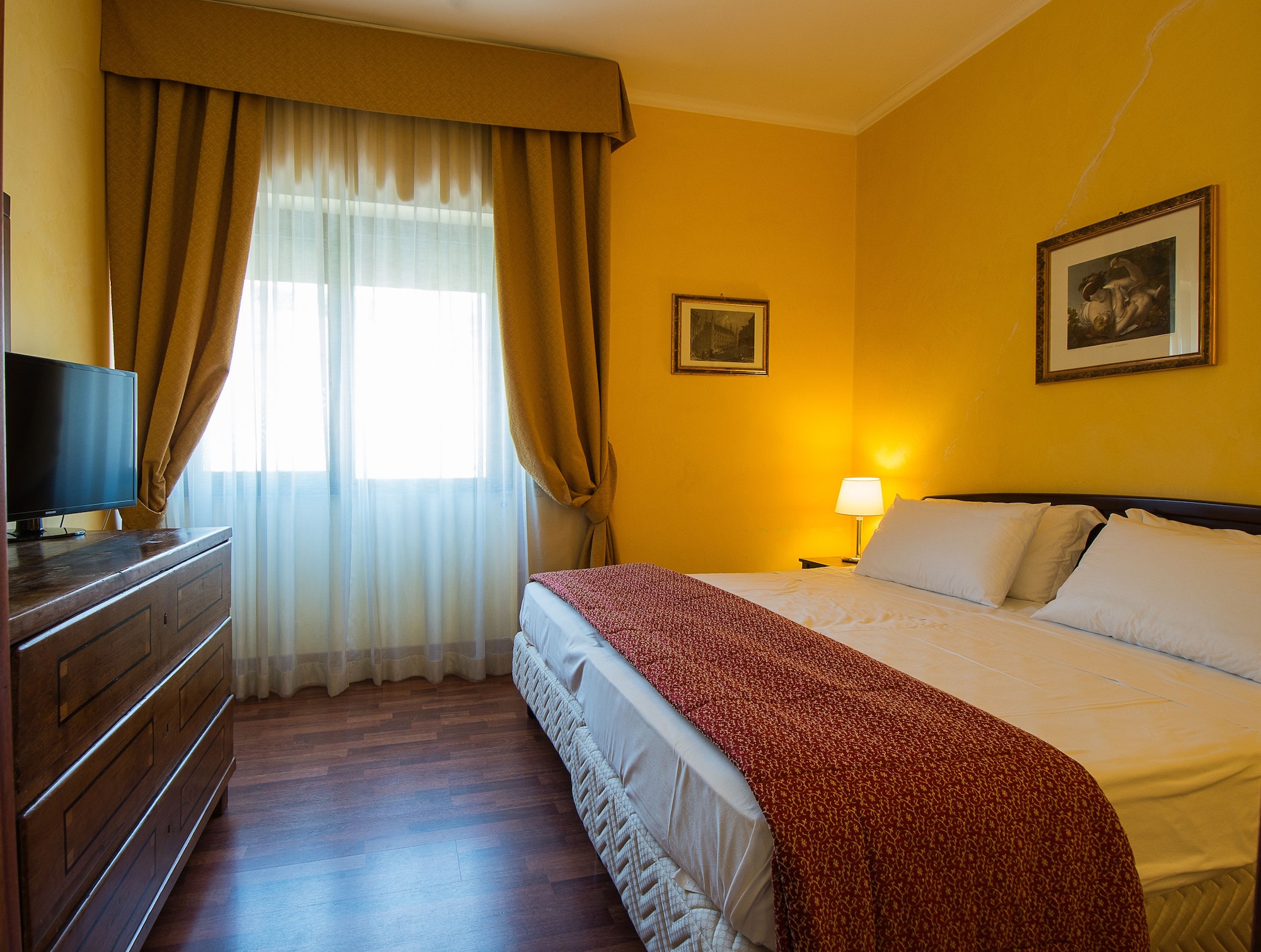 ROOM, DOUBLE OR TWIN BED