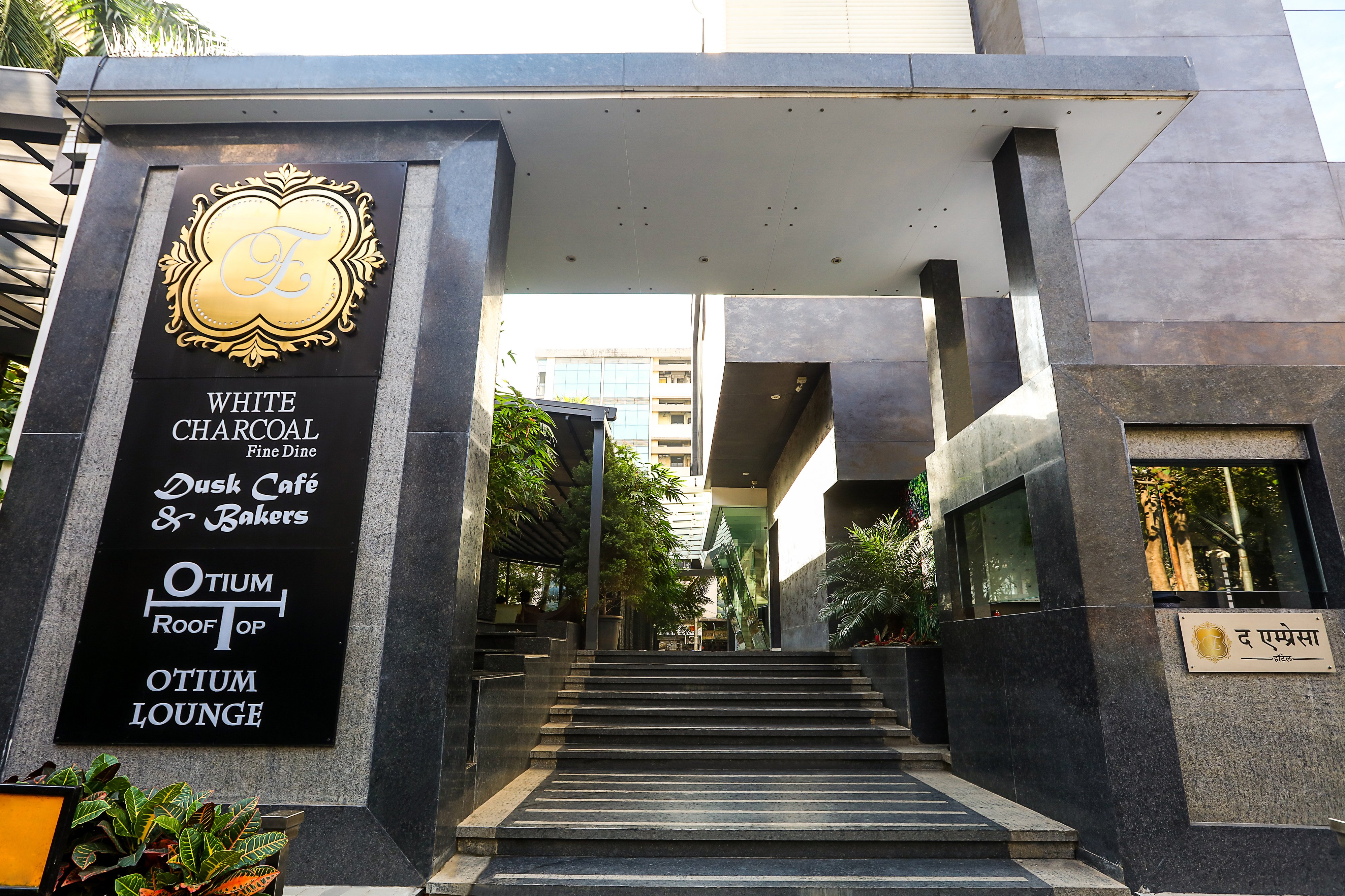 The Empresa Hotel 2/76