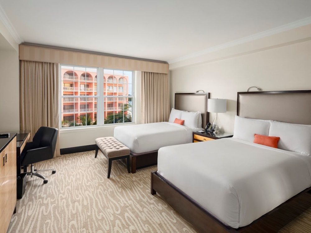2 Bedrooms, Fairmont Gold, Suite, 1 King and 2 Double Beds, Sofa