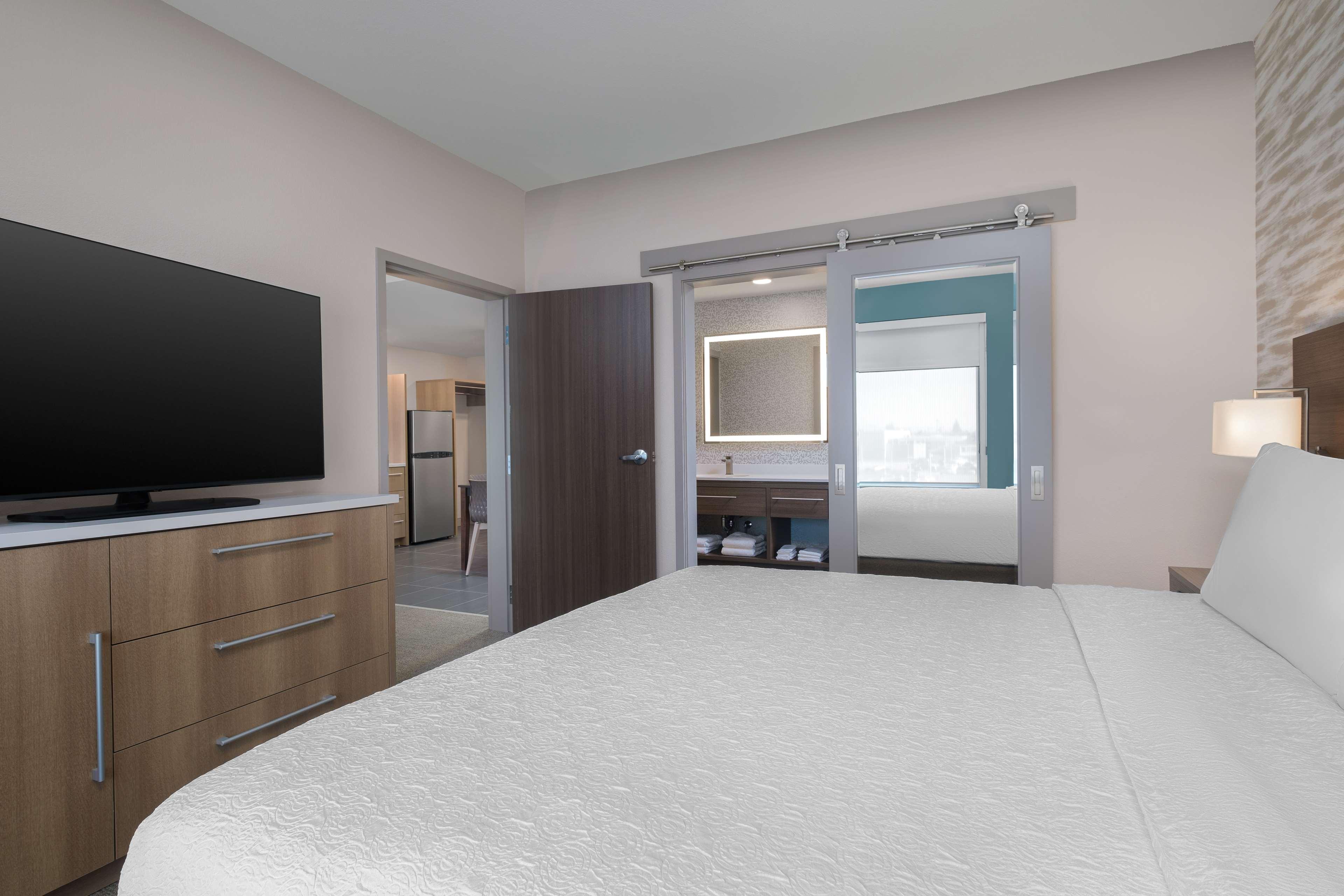 1 BEDROOM, SUITE, KING BED, ACCESSIBLE