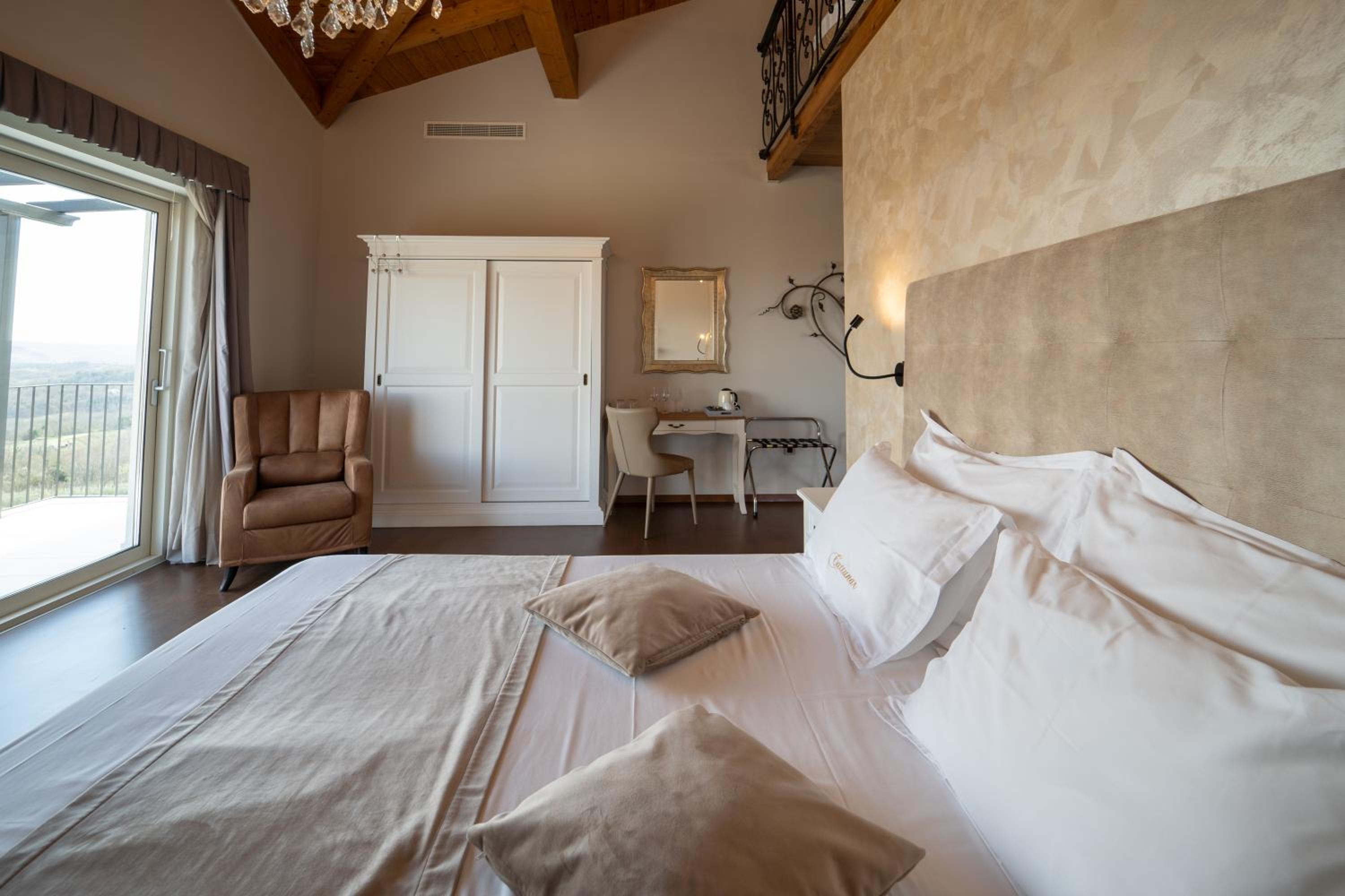 Family Suite, Senator, Deluxe, Sea View، Wine Residence Cattunar 2/8