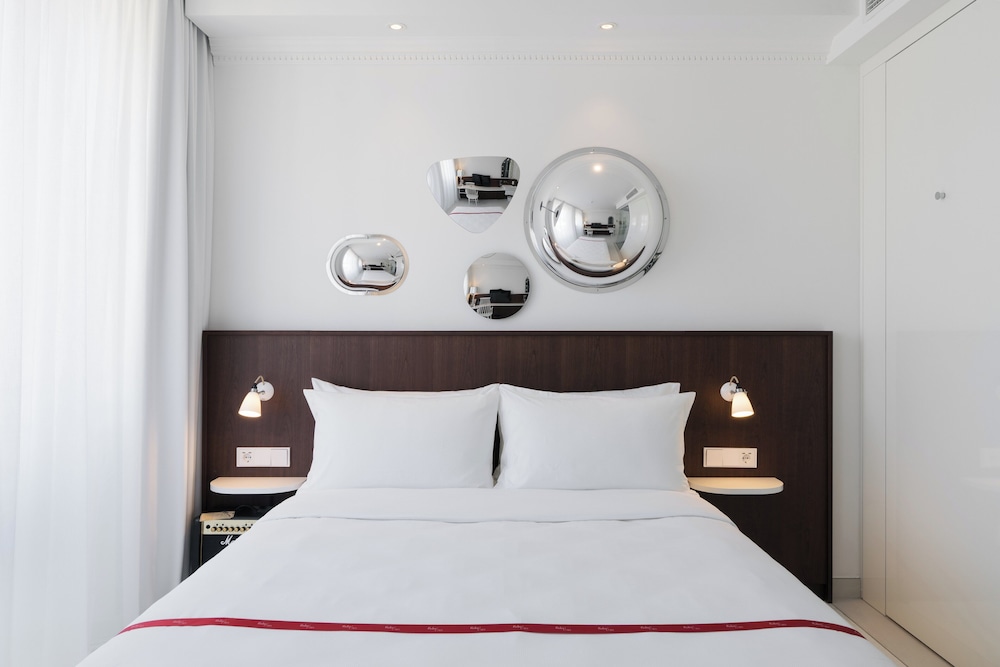 Cozy, Queen Bed, Ruby Bea Hotel Florence 3/3